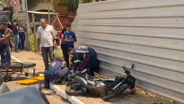 Motorista invade a contramão, colide contra motociclista que acaba tendo a perna dilacerada